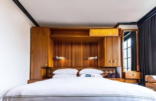 Central Park South Hotel | Relaxing Room w/ Rooftop Bar Views in Midtown Manhattan – 2 Blocks to Park