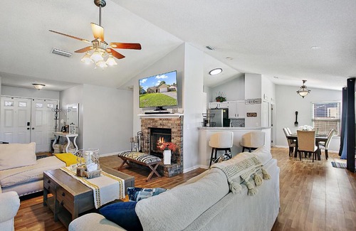 Jacksonville Casa | Relaxing two bedroom home with lake view