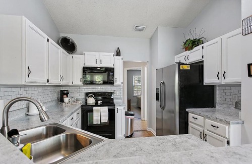 Jacksonville Casa | Relaxing two bedroom home with lake view
