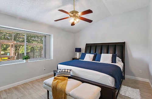 Jacksonville Casa | Relaxing two bedroom home with lake view
