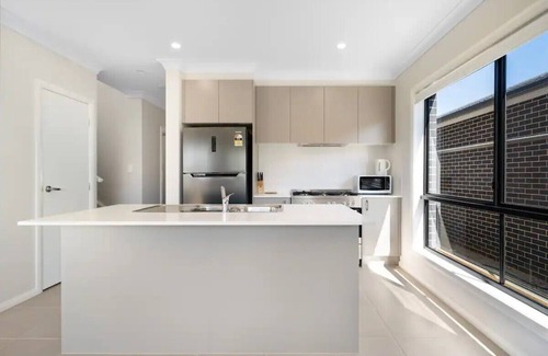 Cecil Park Casa | Relaxing Two-Level Retreat in Austral, NSW