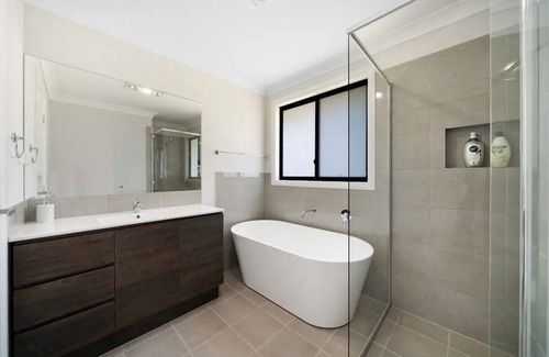 Cecil Park Casa | Relaxing Two-Level Retreat in Austral, NSW