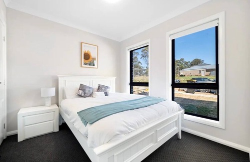 Cecil Park Casa | Relaxing Two-Level Retreat in Austral, NSW