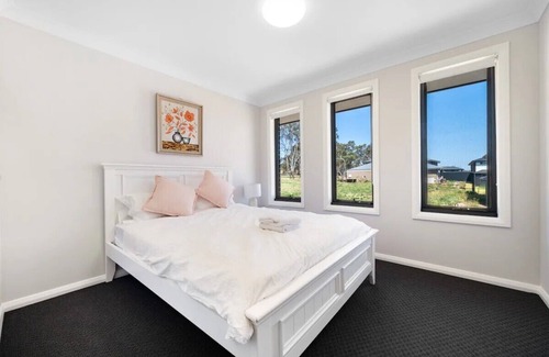 Cecil Park Casa | Relaxing Two-Level Retreat in Austral, NSW