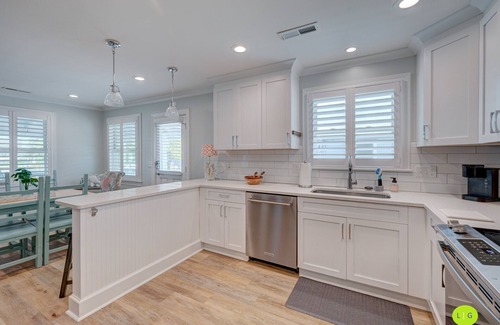 Wrightsville Beach Casa | RELAXING upper unit of duplex house - 5 minute walk to beach & Banks Channel