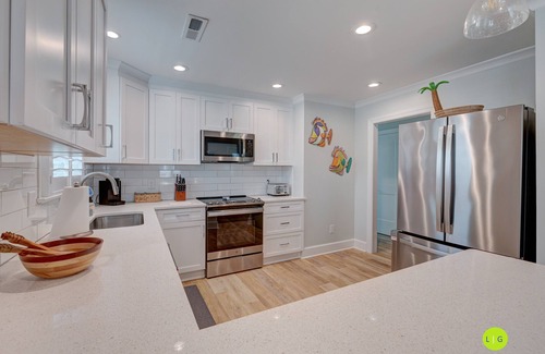 Wrightsville Beach Casa | RELAXING upper unit of duplex house - 5 minute walk to beach & Banks Channel