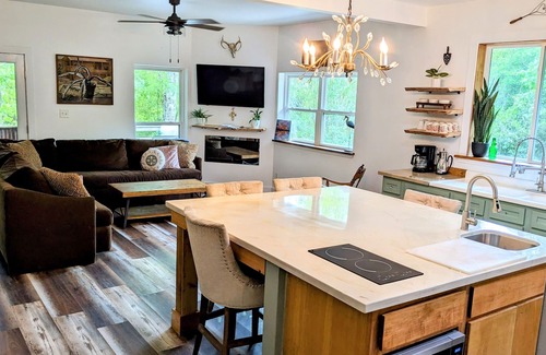 Covington Cabina | Relaxing, vacation! for 1 or 11 w/fire pit on the river!