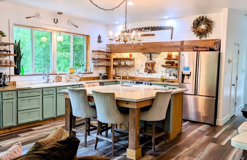 Covington Cabina | Relaxing, vacation! for 1 or 11 w/fire pit on the river!