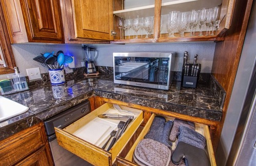 Rainbow Park Villa | Relaxing Villa 3BR -Heart of Vegas- Sleeps 12