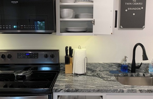 Edwardsville Apartamento | Relaxing Woodland Getaway