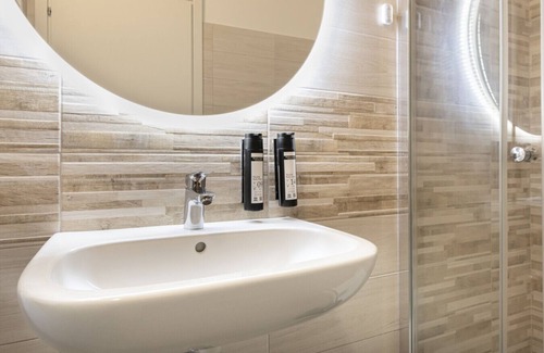 Fiera Condominio | Relstay | Cute Single Room with Large Bed