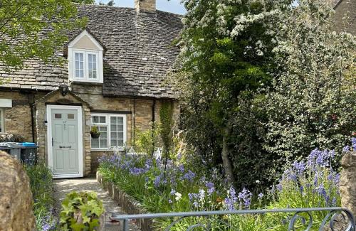South Leigh Casa | Remarkable 1-Bed Cotswolds Cottage in Finstock
