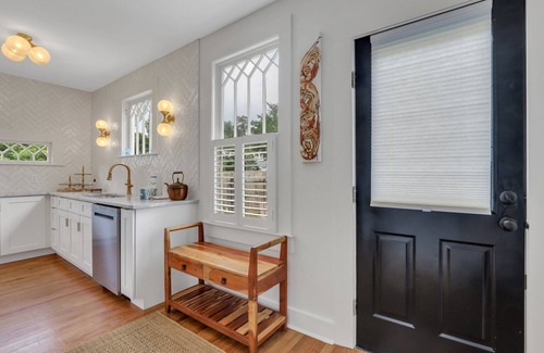 Isle of Hope Historic District Casa | Remarkable Isle of Hope Bungalow w/ Parking and Large Yard by Lucky Savannah