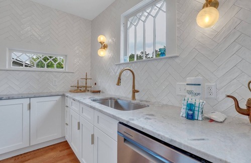Isle of Hope Historic District Casa | Remarkable Isle of Hope Bungalow w/ Parking and Large Yard by Lucky Savannah