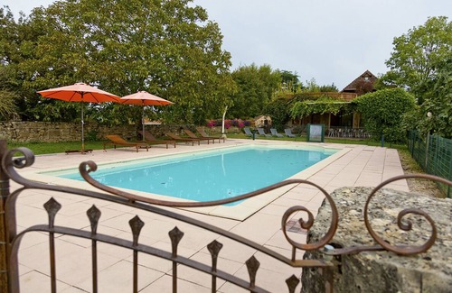 Loubressac Cabaña | Notable casa rural amplia, piscina, terraza, valle de Dordoña en el lote