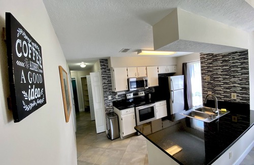 Royal Palm Bay Condominio | Remodelado 3/2 minutos de condominio a parques, tiendas y entretenimiento