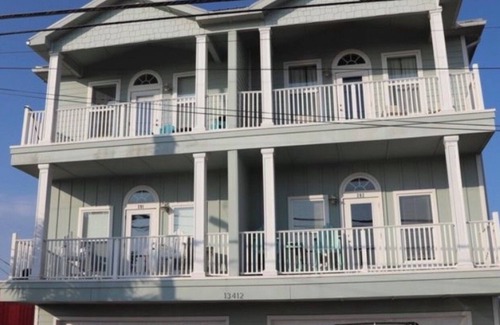 Bahama Beach Condominio | Remodeled 3 BR/2BA condo steps to the beach! Sunset views and private garage.