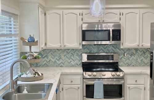 Solana Beach Casa | REMODELED 3 BEDROOM 2.5 BA. HOME ACROSS FROM PRIVATE BEACH OR WALK TO DOG BEACH!