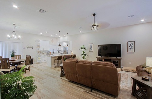 Sun City Casa | Remodeled, 3 bedrooms, 2.5 ba, 2 cg, golf course community, close to restaurants