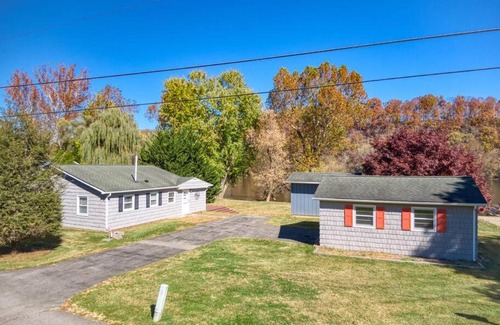 Belspring Casa | Remodeled, 3 BR, cabin on river