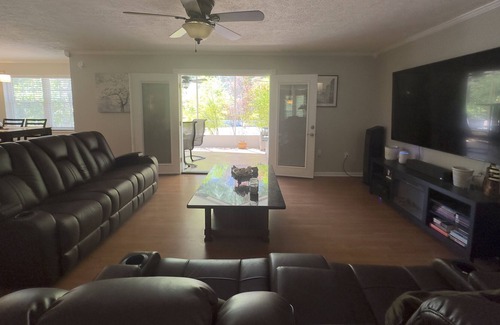 Pooler Casa | Remodeled 3BR minutes from Downtown Savannah | Pool | Outdoor Kitchen