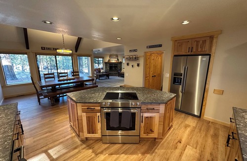 Deer Park Casa | Remodeled 4 bed, EV charging ,AC, Tankless water heater, SHARC passes, pet free