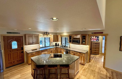 Deer Park Casa | Remodeled 4 bed, EV charging ,AC, Tankless water heater, SHARC passes, pet free