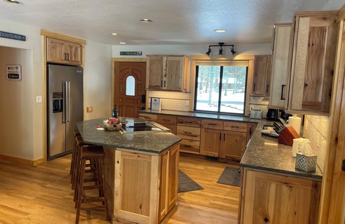 Deer Park Casa | Remodeled 4 bed, EV charging ,AC, Tankless water heater, SHARC passes, pet free
