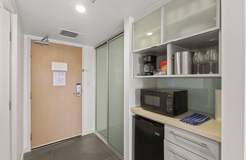Ala Moana Apartamento | Remodeled Ala Moana Studio | Pool + Ocean Views