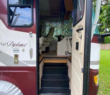 Ludlam Otro | Remodeled and Comfortable RV - FREE PARKING
