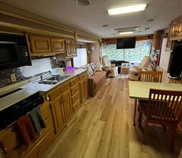 Ludlam Otro | Remodeled and Comfortable RV - FREE PARKING