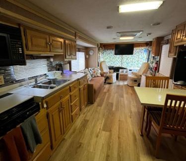 Ludlam Otro | Remodeled and Comfortable RV - FREE PARKING