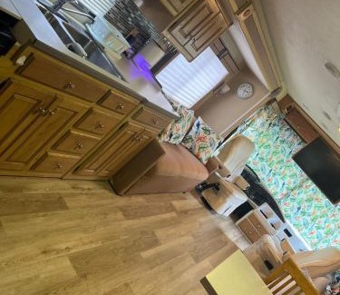 Ludlam Otro | Remodeled and Comfortable RV - FREE PARKING