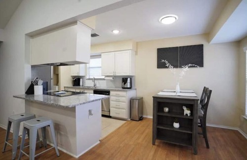 Southwest Arlington Casa | Remodeled and Cozy!Perfect for Relocating/Business