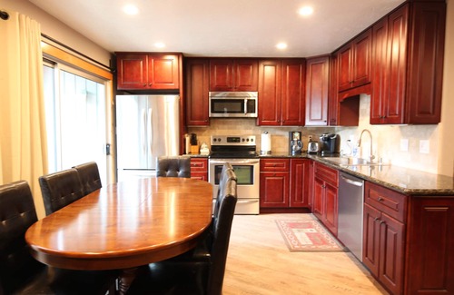 Mammoth Lakes Casa | Remodelado y mejorado; 1 milla de ascensores, servicio de transporte se detiene en nuestra propiedad