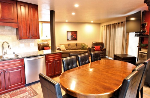 Mammoth Lakes Casa | Remodelado y mejorado; 1 milla de ascensores, servicio de transporte se detiene en nuestra propiedad