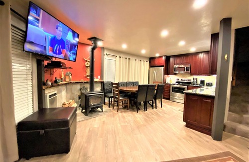Mammoth Lakes Casa | Remodelado y mejorado; 1 milla de ascensores, servicio de transporte se detiene en nuestra propiedad
