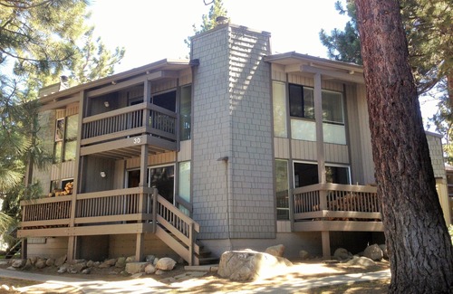 Mammoth Lakes Casa | Remodelado y mejorado; 1 milla de ascensores, servicio de transporte se detiene en nuestra propiedad