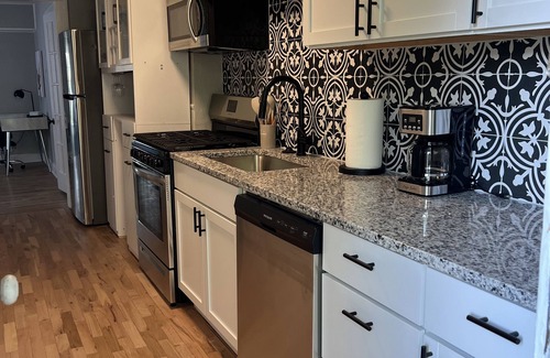 Rosedale Apartamento | Remodeled Apartment with beautiful screen patio. Great location in KC!