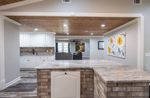 Heber Springs Casa | Remodeled beauty in Heber Springs! 3 bedrooms and garage apt. Sleeps 8.