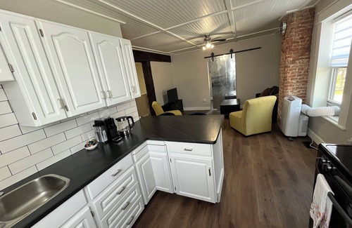 Goderich Apartamento | Remodeled bright walk-up apartment - 5 min from the beach