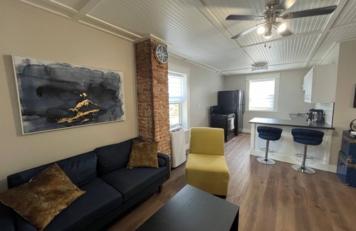Goderich Apartamento | Remodeled bright walk-up apartment - 5 min from the beach