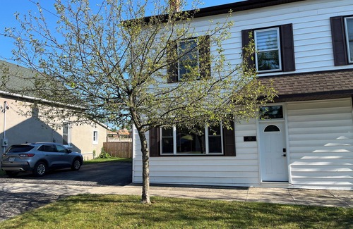 Goderich Apartamento | Remodeled bright walk-up apartment - 5 min from the beach