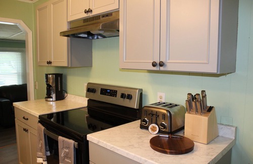 Manteo Casa | Remodeled Bungalow minutes from historic waterfront downtown Manteo