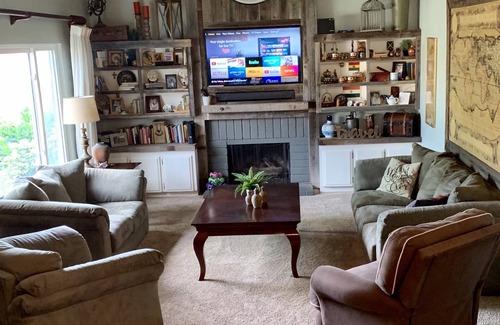Camarillo Casa | Remodeled Camarillo Heights retreat nearby parks and local shops.