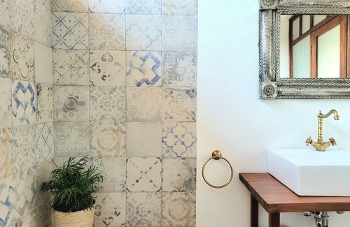 Tepoztlan Casa | Remodeled colonial style home, tranquil garden w/pool!