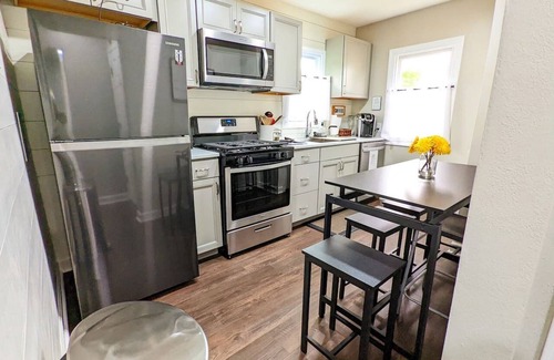 Bettendorf Casa | Remodeled Comfort Home Bettendorf + Fenced yard