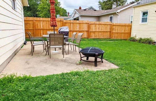 Bettendorf Casa | Remodeled Comfort Home Bettendorf + Fenced yard