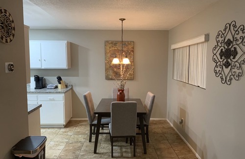 Yuma Condominio | Remodeled Condo across from the Pool!