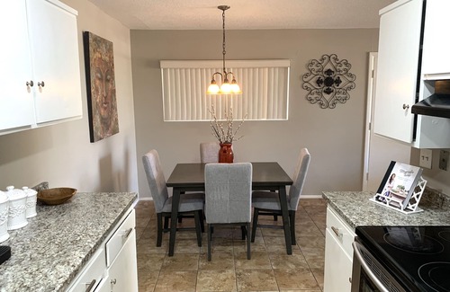 Yuma Condominio | Remodeled Condo across from the Pool!